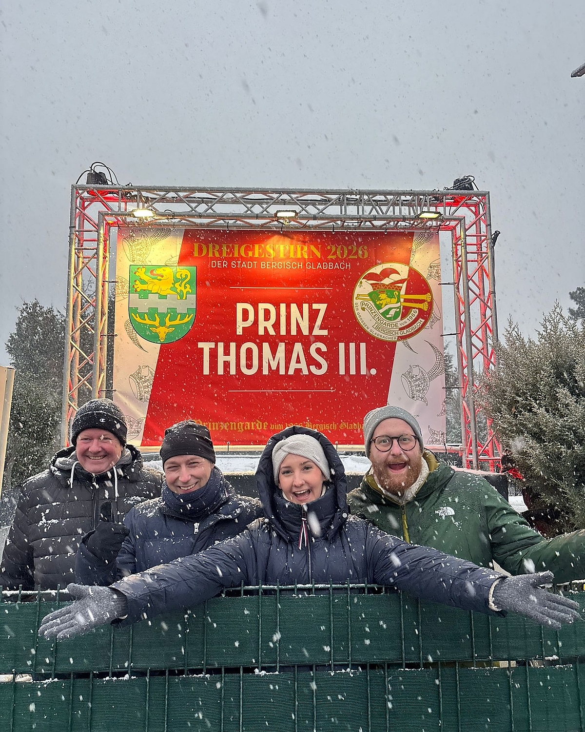 🎭 Unterwegs im Dienste des Dreigestirns 🎭

Heute hieß es für uns: Jacke an, Ärmel hoch!

Die Garde war unterwegs, um die...